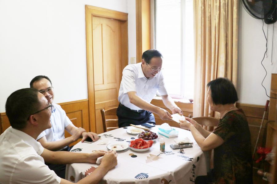 集團(tuán)黨委委員、董事姜巨舫親切看望慰問糧油退休困難黨員(1).jpg